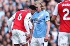 争议！阿森纳7500万中卫锁喉+撕烂哈兰德球衣 故意顶牛挑衅逃红牌