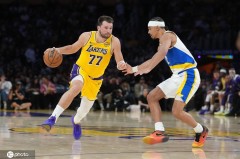 东契奇44+9+5西卡26分 詹姆斯伤缺湖人轻取步行者