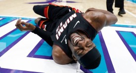 重伤离场！热火阿德巴约拼抢中倒地 腰部受伤恐难再战