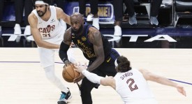 东契奇42+12哈登17分 湖人击败骑士4连胜