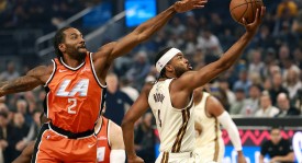 伦纳德23分波杰姆斯基空砍22分 快船客场17分逆转勇士