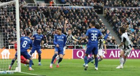 欧冠风波：安东尼·戈登怒斥名宿“胡言乱语”，病中出战意愿遭质疑后赛场正名