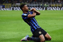 国米迎来喜讯：邓弗里斯拒绝利物浦邀约，回归加速有望出战欧冠附加赛