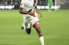 维拉瞄准巴黎 18 岁妖星姆巴耶：一场关乎未来的锋线争夺战