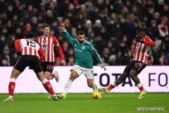 利物浦1-0掀翻魔鬼主场！范戴克创纪录绝杀，右后卫魔咒仍存在！