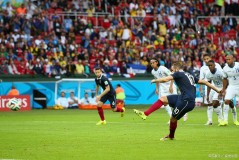 法甲第30轮巴黎圣日耳曼对战里昂，巴黎锋线强硬，里昂后防线孱弱