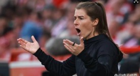 负于沃尔夫斯堡，欧洲五大联赛首位女主帅埃塔，德甲首秀尝到苦涩