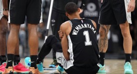 又伤一位巨星！文班亚马左肋骨挫伤 提前退赛