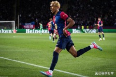 亚马尔超越姆巴佩创欧冠新史，巴萨2-1翻盘直通欧冠16强