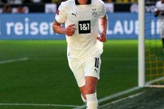 德甲黑店少见亏本，29岁中场0转会费，三强疯抢