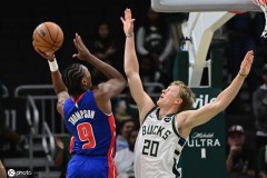 季前赛-格林22分坎宁安空砍26+6+6 雄鹿胜活塞