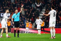 曼联遭误判2-2仍保前三！马奎尔遇惊变，卡里克若转正需改善防守