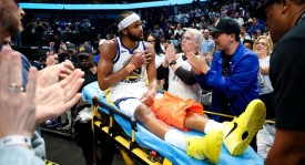 膝盖变形！穆迪无对抗下遭遇重伤 转播信号一度切断